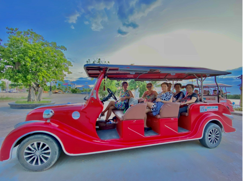 Du khách lựa chọn xe điện du lịch trải nghiệm thành phố Quy Nhơn